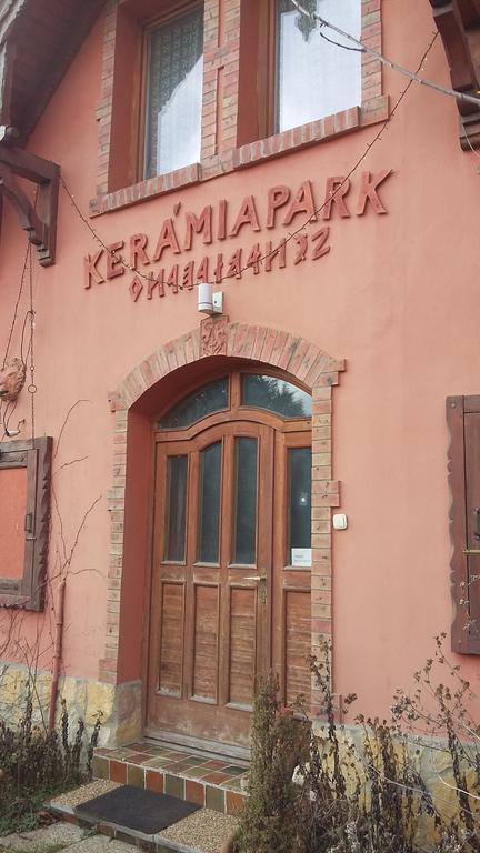 Keramiapark Guesthaus Hotell Budapest Exteriör bild
