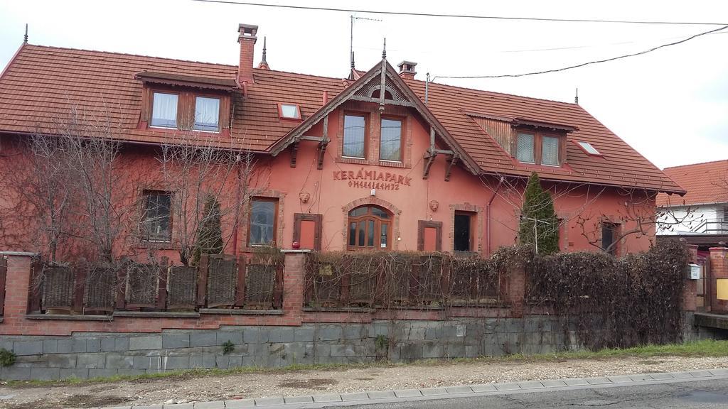 Keramiapark Guesthaus Hotell Budapest Exteriör bild